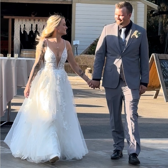 WEDDING DRESS FOR SALE, Like New - Picture 4 of 8